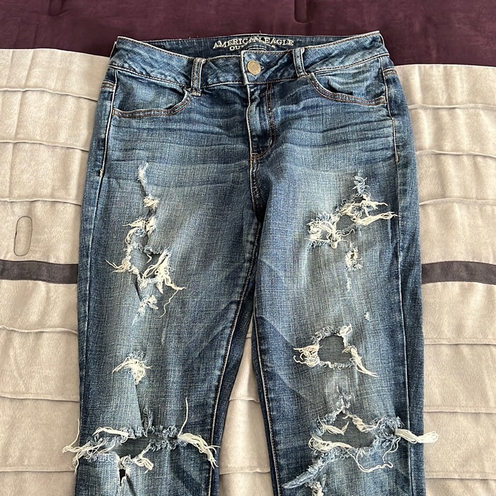 American Eagle size 8 skinny stretch cropped destroyed